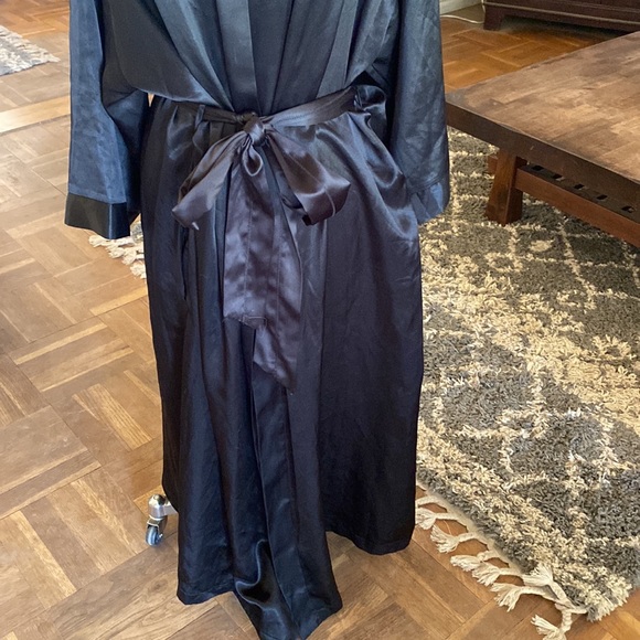 DENTELLE Silk Blend Robe - Picture 3 of 9